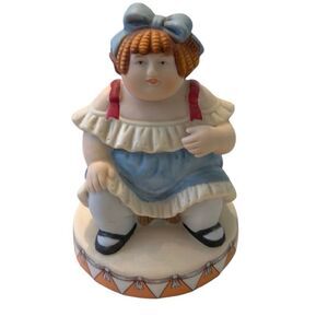 Vintage 1983 Wallace Berrie porcelain #9607 sitting lady EVC no chips or cracks